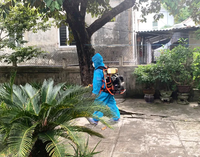 Phun tiêu độc khu vực có người mắc liên cầu khuẩn lợn.