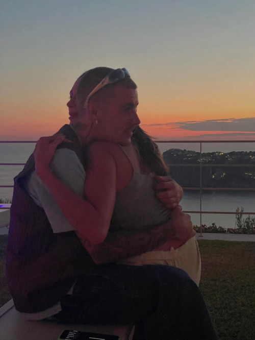 Justin Bieber ôm ấp một người phụ nữ gây hoang mang