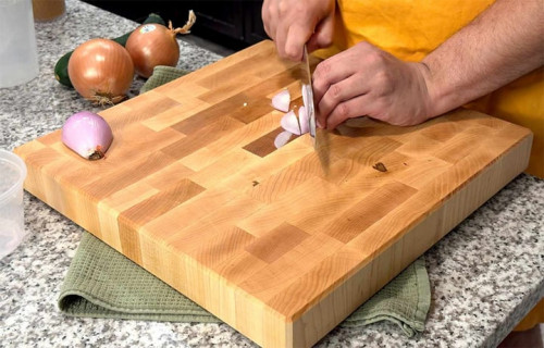 Chuyên gia cảnh báo 4 trường hợp cần thay thớt ngay để tránh rủi ro bệnh- Ảnh 1.