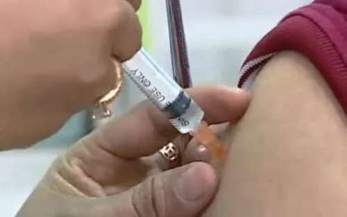 Tiêm vaccine phòng dại.