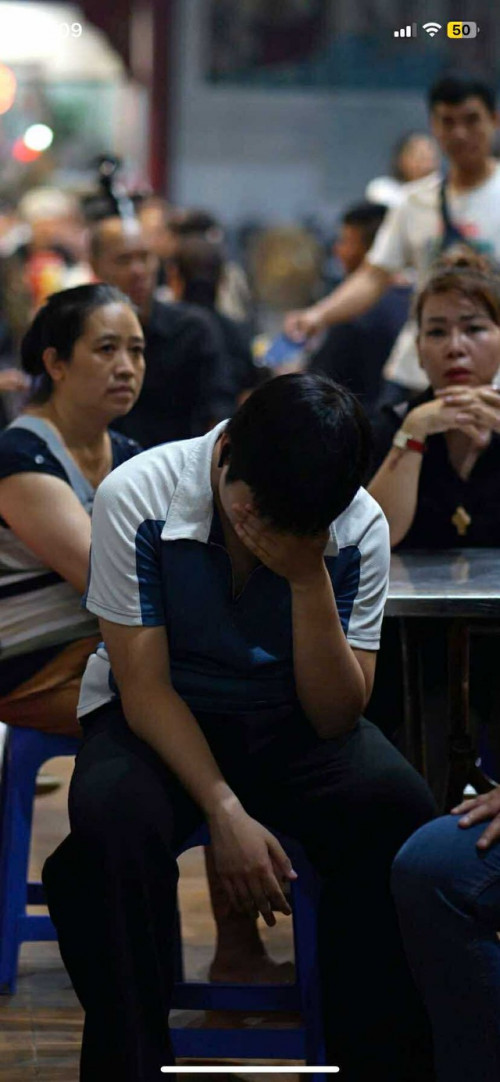 Không khí tang lễ xót xa: 4 chiếc quan tài nằm cạnh nhau, bức ảnh kỷ niệm gia đình khiến ai chứng kiến cũng nghẹn lòng- Ảnh 2.