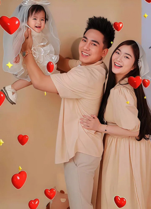 Thanh Trúc hạnh phúc bên gia đình