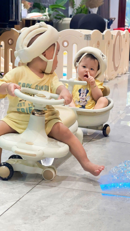 Hai nhóc tỳ nhà Phương Oanh - shark Bình khiển dân mạng cười ngất: Người thì nghiêm túc, người thì lấy hết nắc