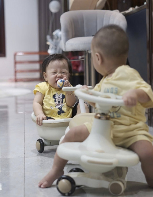 Hai nhóc tỳ nhà Phương Oanh - shark Bình khiển dân mạng cười ngất: Người thì nghiêm túc, người thì lấy hết nắc
