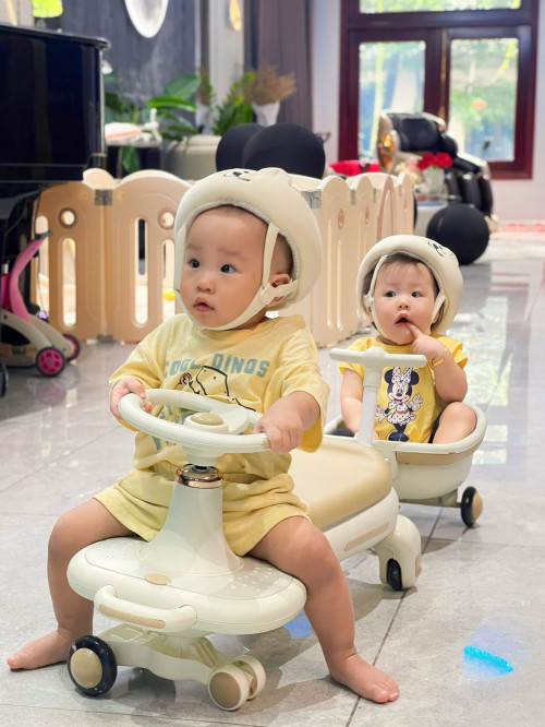 Hai nhóc tỳ nhà Phương Oanh - shark Bình khiển dân mạng cười ngất: Người thì nghiêm túc, người thì lấy hết nắc