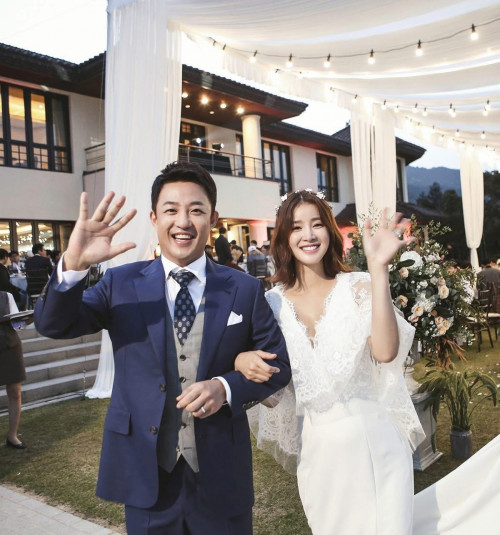 Lee Si Young mang thai