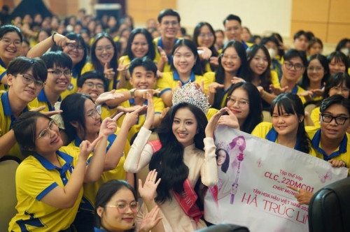 Hà Trúc Linh giao lưu sinh viên
