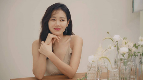 Son Ye Jin giữ dáng thon thả, tuổi 43