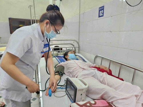 Bác sĩ điều trị cho bệnh nhân bị liên cầu lợn.