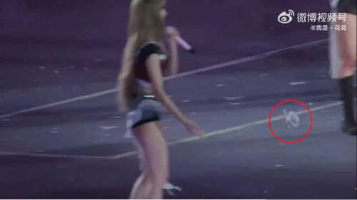 Lisa (BLACKPINK) ném Labubu