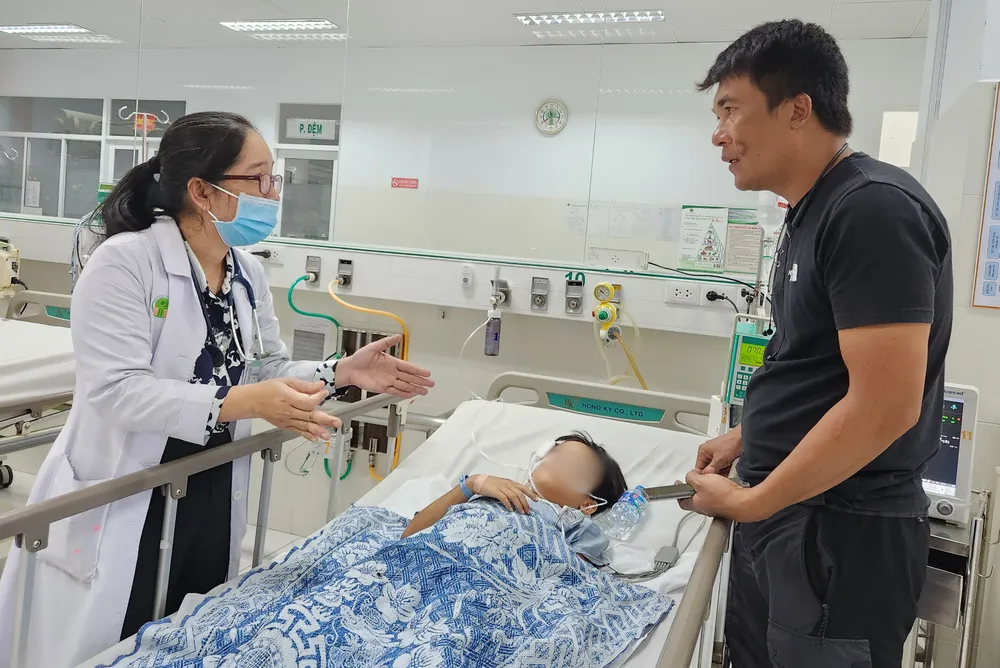 Vụ tai nạn trên đường cao tốc Vĩnh Hảo- Phan Thiết: Bé trai 9 tuổi kết dính ghế bị dập phổi- Ảnh 2.