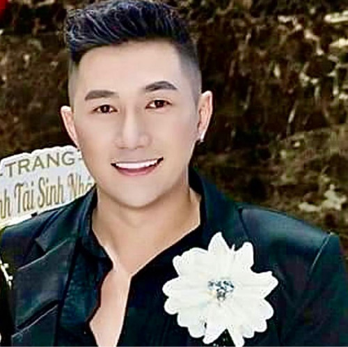 Nam Phong bên gia đình.