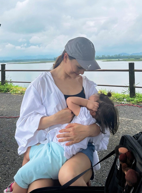 Con gái 16 tháng tuổi, Lan Phương thoải mái cho "tu ti" giữa phim trường