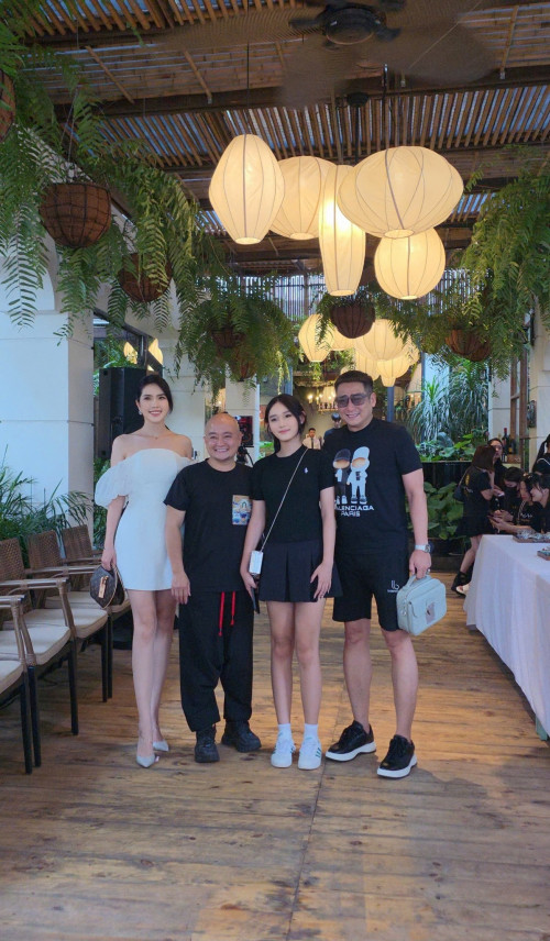 Minh Thư sánh vai cùng mẹ trong sự kiện.