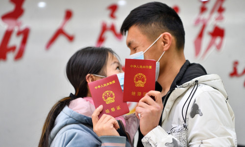 Nỗi lòng của các chàng trai Trung Quốc trước 1001 khó khăn khi kết hôn và lối thoát lệch lạc