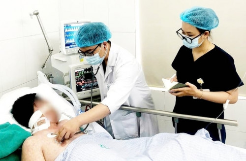 Bệnh nhân mắc sởi biến chứng nguy hiểm phải thở máy.