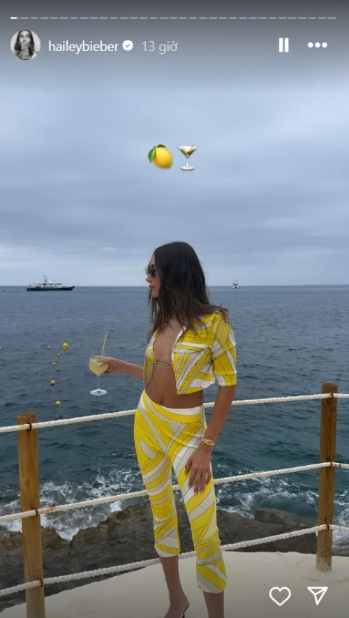 Hailey Bieber tại Tây Ban Nha.