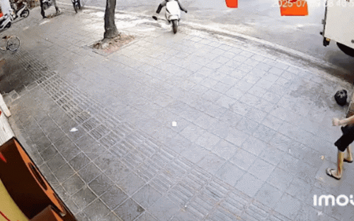 Vụ ô tô đâm liên hoàn 10 xe máy trên phố Hà Nội: 1 nạn nhân vừa tử vong, đang lấy lời khai nữ tài xế.
