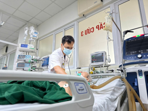 Bệnh nhân sau khi tiêm thuốc giảm đau tại phòng khám tư nhân