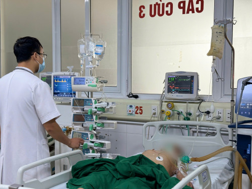 Bệnh nhân sau khi tiêm thuốc giảm đau tại phòng khám tư nhân
