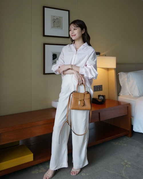 Mặc đẹp mỗi ngày với 10 cách diện áo sơ mi trơn chuẩn thanh lịch.