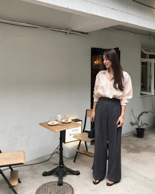 Mặc đẹp mỗi ngày với 10 cách diện áo sơ mi trơn chuẩn thanh lịch.