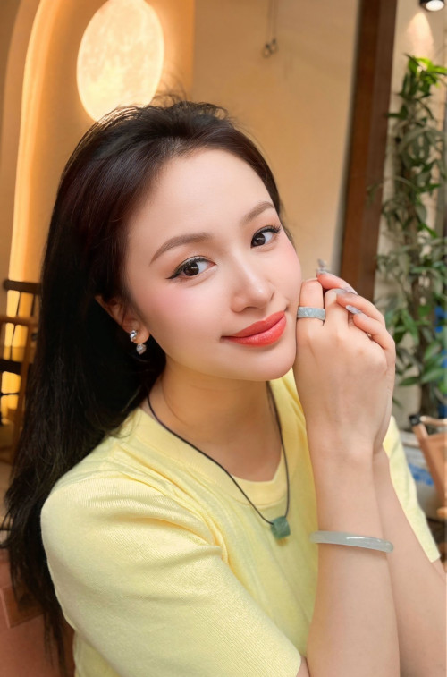 Nhan sắc trẻ đẹp của MC Thanh Vân ở tuổi 40