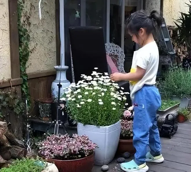 Nữ diễn viên giấu mặt con gái.