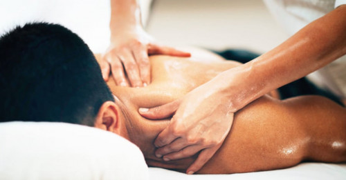 Nam thanh niên nhập viện khẩn cấp sau khi massage