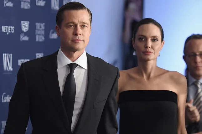 Brad Pitt đang xem tin nhắn của Angelina Jolie- Ảnh 1.
