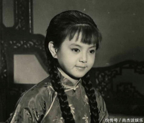 Tạ Linh Linh là ngôi sao nổi bật trong làng giải trí.