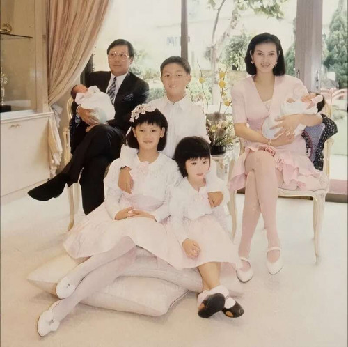 Tạ Linh Linh là nữ doanh nhân thành đạt.