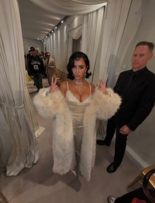 Kim Kardashian tại show Balenciaga- Ảnh 4.