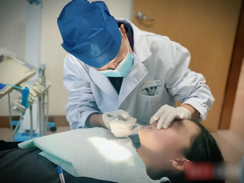 Bé gái 8 tuổi răng hô, môi trên, cằm nhọn, trĩ tuệ giảm vì một thói quen xấu khi ngậm.