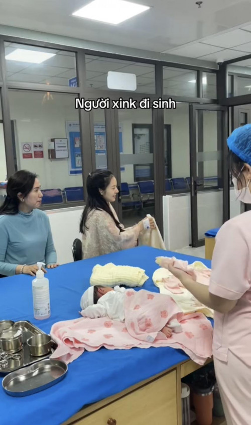 Bà mẹ trẻ đẹp như "thần tiên tỷ tỷ", khiến dân tình rần rần truy lùng danh tính- Ảnh 2.