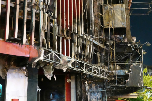 Biển quảng cáo bị ngọn lửa thiêu rụi