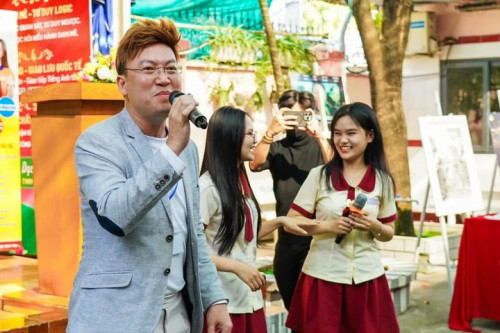 Sỹ Luân tập trung cho công tác giảng dạy.