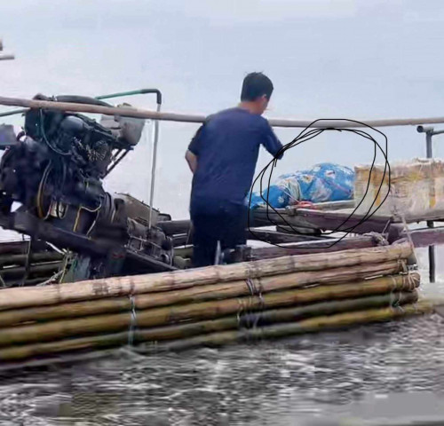 Tìm thấy cháu bé 6 tuổi dưới nước trên biển Sầm Sơn sau 3 ngày mất tích - Ảnh 1.