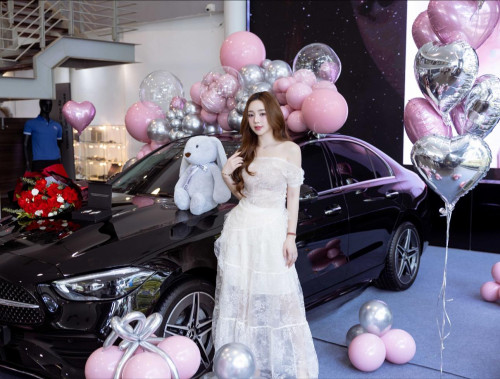 Giá xe Mercedes của Quỳnh Kool