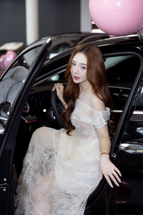 Quỳnh Kool tại showroom