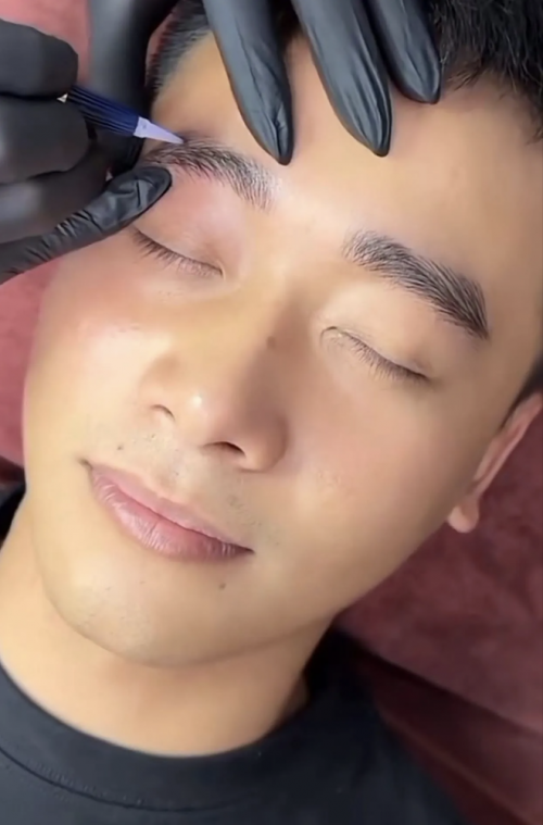 Nghệ sĩ Việt quảng cáo phun chân mày.