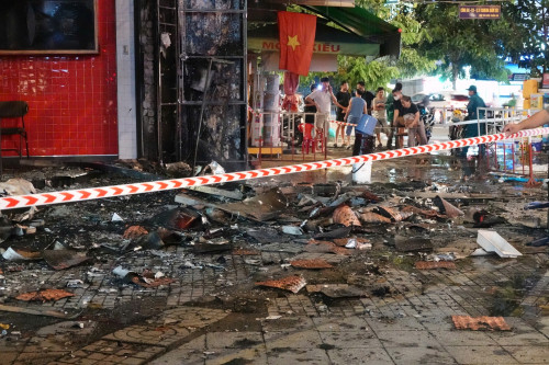 Nhiều mảng tường, mái nhựa rơi xuống