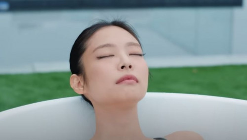 Cảnh Jennie Blackpink ngâm mình trong nước đá
