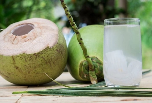 Có nên uống nhiều nước dừa giải khát mùa nắng nóng?- Ảnh 1.