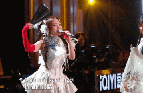 Phương Mỹ Chi thể hiện ca khúc tại bán kết 1 Sing! Asia