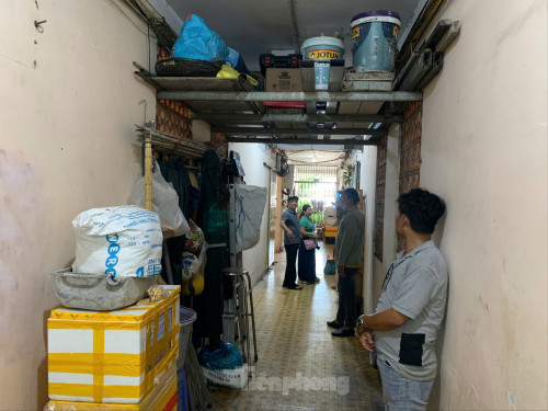 Cảnh sát ra quân tháo lồng sắt