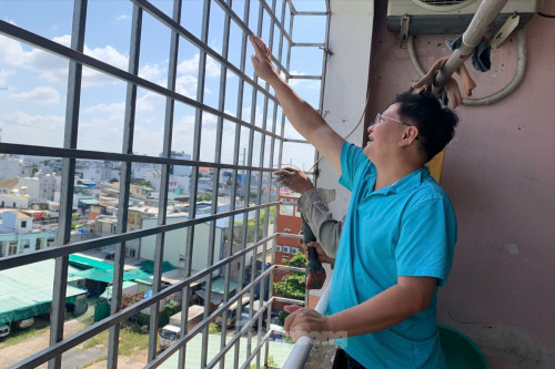 Cảnh sát ra quân tháo lồng sắt