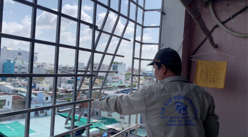Cảnh sát ra quân tháo lồng sắt
