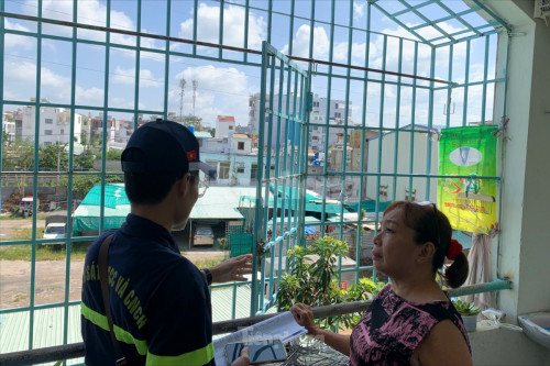 Cảnh sát ra quân tháo lồng sắt