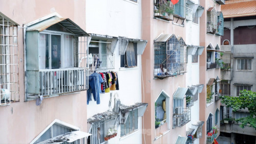 Cảnh sát ra quân tháo lồng sắt
